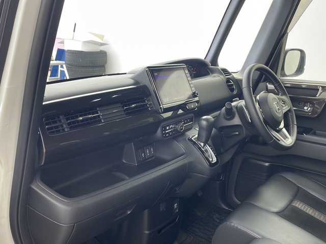 ホンダ Ｎ ＢＯＸ カスタム G L ターボ ホンダセンシング 兵庫県 2017(平29)年 5.5万km プレミアムホワイトパールⅡ ・ワンオーナー車/・Honda SENSING/・衝突軽減ブレーキ/・前後誤発進抑制機能/・歩行者事故低減ステアリング/・路外逸脱抑制機能/・アダプティブ・クルーズ・コントロール/・車線維持支援システム/・オートハイビーム/・先行車発進お知らせ機能/・標識認識機能/・ナビ装着用スペシャルパッケージ/・ビルトインETC車載器/・純正8インチSDナビ/CD/DVD/SD/フルセグ/BT/・バックカメラ/・両側パワースライドドア/・パドルシフト/・ハーフレザーシート/・9灯式フルLEDヘッドライト(マルチリフレクタータイプ)/・LEDフォグライト＋クロームメッキフォグライトガーニッシュ/・シーケンシャルターンシグナルランプ/・チップアップ＆ダイブダウン機構付スライドリアシート/・360°スーパーUV・IRカットパッケージ/・オートリトラミラー/・プラズマクラスター技術搭載フルオート・エアコンディショナー/・前席用i-サイドエアバッグシステム＋サイドカーテンエアバッグシステム(前席/後席対応)/・純正15インチアルミホイール/・プッシュスタート/・スマートキー/・ステアリングスイッチ