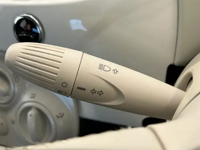 フィアット ５００ 熊本県 2017(平29)年 4.9万km ボサノバホワイト ・特別仕様車/スーパーポップ/・ディスプレイオーディオ/Ｂｌｕｅｔｏｏｔｈ/ＡＵＸ/ＵＳＢ/・ＥＴＣ/・純正ホイールキャップ/・走行モード/エコモード/シティモード(坂道発進アシスト)/・スペアタイヤ/・ボサノバホワイト