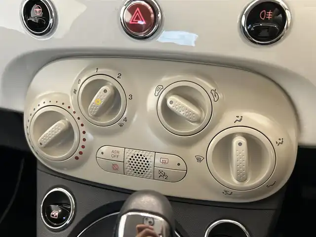 フィアット ５００ 熊本県 2017(平29)年 4.9万km ボサノバホワイト ・特別仕様車/スーパーポップ/・ディスプレイオーディオ/Ｂｌｕｅｔｏｏｔｈ/ＡＵＸ/ＵＳＢ/・ＥＴＣ/・純正ホイールキャップ/・走行モード/エコモード/シティモード(坂道発進アシスト)/・スペアタイヤ/・ボサノバホワイト