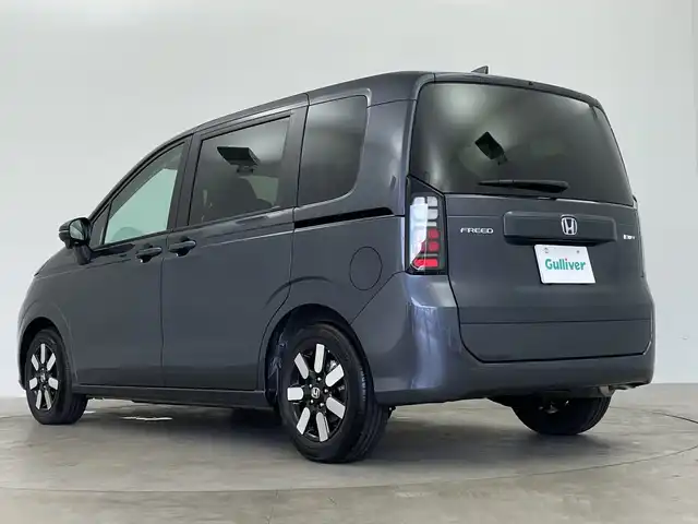 ホンダ フリード ハイブリット e:HEV AIR EX 鹿児島県 2025(令7)年 0.1千km メテオロイドグレーメタリック 登録済未使用車/2列目キャプテンシート/ホンダセンシング/●衝突軽減ブレーキ（CMBS）/●先行車発進お知らせ機能/●歩行者事故低減ステアリング/●路外逸脱抑制機能/●標識認識機能/●渋滞追従機能付アダプティブクルーズコントロール（ACC）/●車線維持支援システム（LKAS）/●誤発進抑制機能/●後方誤発進抑制機能/●近距離衝突軽減ブレーキ/●急アクセル抑制機能/●前後コーナーセンサー/●パーキングセンサーシステム/コンフォートビューパッケージ/純正9インチナビ/・Bluetooth・フルセグTV/バックカメラ/両側パワースライドドア/革巻きステアリング/LEDヘッドランプ/フォグランプ/オートライト/スマートキー＆プッシュスタート/スペアキー/電動格納ミラー/ルーフレール/純正15インチAW/保証書/取扱説明書