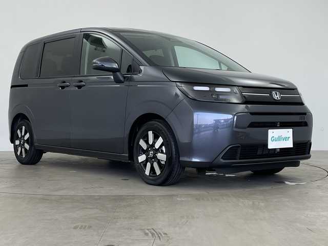 ホンダ フリード ハイブリット e:HEV AIR EX 鹿児島県 2025(令7)年 0.1千km メテオロイドグレーメタリック 登録済未使用車/2列目キャプテンシート/ホンダセンシング/●衝突軽減ブレーキ（CMBS）/●先行車発進お知らせ機能/●歩行者事故低減ステアリング/●路外逸脱抑制機能/●標識認識機能/●渋滞追従機能付アダプティブクルーズコントロール（ACC）/●車線維持支援システム（LKAS）/●誤発進抑制機能/●後方誤発進抑制機能/●近距離衝突軽減ブレーキ/●急アクセル抑制機能/●前後コーナーセンサー/●パーキングセンサーシステム/コンフォートビューパッケージ/純正9インチナビ/・Bluetooth・フルセグTV/バックカメラ/両側パワースライドドア/革巻きステアリング/LEDヘッドランプ/フォグランプ/オートライト/スマートキー＆プッシュスタート/スペアキー/電動格納ミラー/ルーフレール/純正15インチAW/保証書/取扱説明書