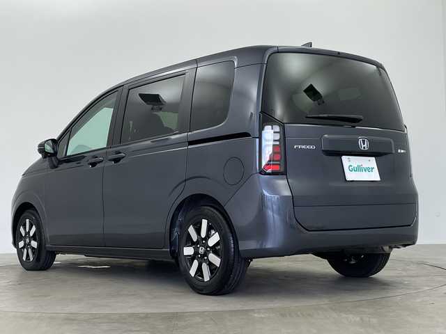 ホンダ フリード ハイブリット e:HEV AIR EX 鹿児島県 2025(令7)年 0.1千km メテオロイドグレーメタリック 登録済未使用車/2列目キャプテンシート/ホンダセンシング/●衝突軽減ブレーキ（CMBS）/●先行車発進お知らせ機能/●歩行者事故低減ステアリング/●路外逸脱抑制機能/●標識認識機能/●渋滞追従機能付アダプティブクルーズコントロール（ACC）/●車線維持支援システム（LKAS）/●誤発進抑制機能/●後方誤発進抑制機能/●近距離衝突軽減ブレーキ/●急アクセル抑制機能/●前後コーナーセンサー/●パーキングセンサーシステム/コンフォートビューパッケージ/純正9インチナビ/・Bluetooth・フルセグTV/バックカメラ/両側パワースライドドア/革巻きステアリング/LEDヘッドランプ/フォグランプ/オートライト/スマートキー＆プッシュスタート/スペアキー/電動格納ミラー/ルーフレール/純正15インチAW/保証書/取扱説明書