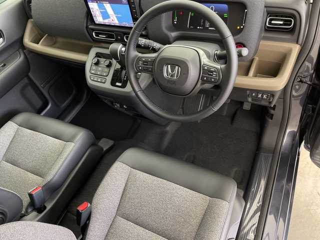 ホンダ フリード ハイブリット e:HEV AIR EX 鹿児島県 2025(令7)年 0.1千km メテオロイドグレーメタリック 登録済未使用車/2列目キャプテンシート/ホンダセンシング/●衝突軽減ブレーキ（CMBS）/●先行車発進お知らせ機能/●歩行者事故低減ステアリング/●路外逸脱抑制機能/●標識認識機能/●渋滞追従機能付アダプティブクルーズコントロール（ACC）/●車線維持支援システム（LKAS）/●誤発進抑制機能/●後方誤発進抑制機能/●近距離衝突軽減ブレーキ/●急アクセル抑制機能/●前後コーナーセンサー/●パーキングセンサーシステム/コンフォートビューパッケージ/純正9インチナビ/・Bluetooth・フルセグTV/バックカメラ/両側パワースライドドア/革巻きステアリング/LEDヘッドランプ/フォグランプ/オートライト/スマートキー＆プッシュスタート/スペアキー/電動格納ミラー/ルーフレール/純正15インチAW/保証書/取扱説明書