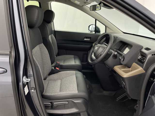 ホンダ フリード ハイブリット e:HEV AIR EX 鹿児島県 2025(令7)年 0.1千km メテオロイドグレーメタリック 登録済未使用車/2列目キャプテンシート/ホンダセンシング/●衝突軽減ブレーキ（CMBS）/●先行車発進お知らせ機能/●歩行者事故低減ステアリング/●路外逸脱抑制機能/●標識認識機能/●渋滞追従機能付アダプティブクルーズコントロール（ACC）/●車線維持支援システム（LKAS）/●誤発進抑制機能/●後方誤発進抑制機能/●近距離衝突軽減ブレーキ/●急アクセル抑制機能/●前後コーナーセンサー/●パーキングセンサーシステム/コンフォートビューパッケージ/純正9インチナビ/・Bluetooth・フルセグTV/バックカメラ/両側パワースライドドア/革巻きステアリング/LEDヘッドランプ/フォグランプ/オートライト/スマートキー＆プッシュスタート/スペアキー/電動格納ミラー/ルーフレール/純正15インチAW/保証書/取扱説明書