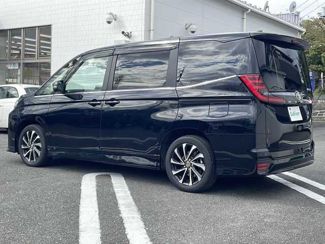 トヨタ ノア S－Z 東京都 2023(令5)年 2万km アティチュードブラックマイカ Toyota Safety Sense/メモリナビ/フルセグテレビ/パノラミックビューモニター/アドバンスドパーク/プッシュスタート/両側パワースライドドア/ハーフレザーシート/ETC2.0/純正17インチアルミ