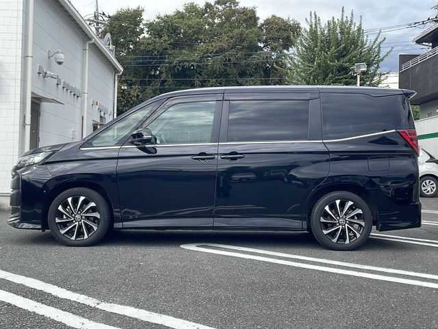 トヨタ ノア S－Z 東京都 2023(令5)年 2万km アティチュードブラックマイカ Toyota Safety Sense/メモリナビ/フルセグテレビ/パノラミックビューモニター/アドバンスドパーク/プッシュスタート/両側パワースライドドア/ハーフレザーシート/ETC2.0/純正17インチアルミ