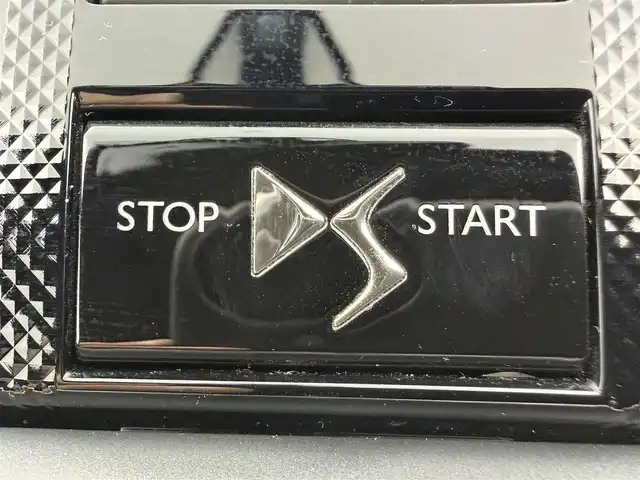 ＤＳオートモビル ＤＳ７ クロスバック グランシック ブルーHDi 愛知県 2019(令1)年 6.2万km ノアールペルラネラ サンルーフ/純正ナビ/　・フルセグTV/　・AM/FM/　・Bluetooth /　・USB/　・iPod/BRM製アナログ時計/アダプティブクルーズコントロール/レーンキープアシスト/ブラインドスポットアシスト/レザーシート/パワーシート/シートヒーター/シートクーラー/本革ステアリング/パワーバックドア/純正20インチAW/ETC/スマートキー