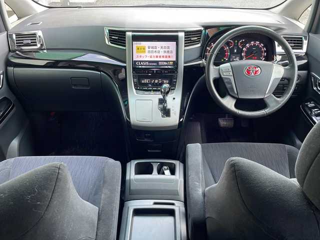 トヨタ アルファード 240S 岐阜県 2013(平25)年 7.6万km ホワイトパールクリスタルシャイン 禁煙車/アルパインナビ/フルセグTV/モデリスタエアロ/クリアランスソナー/両側パワースライドドア/フリップダウンモニター/前後コーナーセンサー/nanoe/3列シート/オットマン/カーテンエアバッグ/前後ドライブレコーダー/ビルトインETC/ローダウン/LEDウェルカムライト/社外マフラーカッター/純正アルミホイール/純正フロアマット/ドアバイザー/プッシュスタート/スマートキー/スペアキー/純正積込