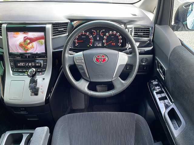 トヨタ アルファード 240S 岐阜県 2013(平25)年 7.6万km ホワイトパールクリスタルシャイン 禁煙車/アルパインナビ/フルセグTV/モデリスタエアロ/クリアランスソナー/両側パワースライドドア/フリップダウンモニター/前後コーナーセンサー/nanoe/3列シート/オットマン/カーテンエアバッグ/前後ドライブレコーダー/ビルトインETC/ローダウン/LEDウェルカムライト/社外マフラーカッター/純正アルミホイール/純正フロアマット/ドアバイザー/プッシュスタート/スマートキー/スペアキー/純正積込