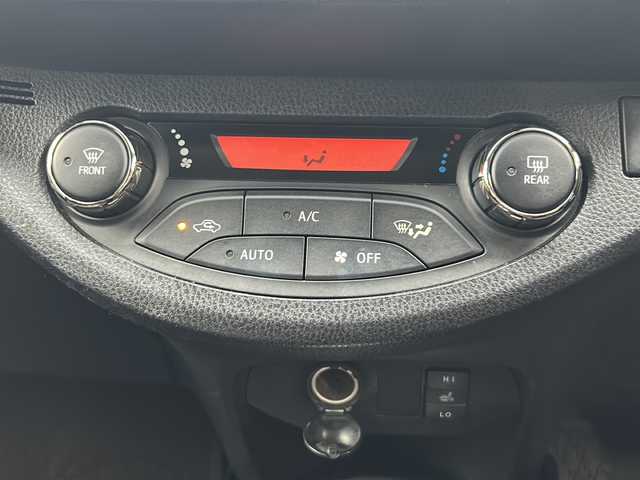 トヨタ ヴィッツ U 千葉県 2014(平26)年 6.4万km ブラックマイカ 社外メモリナビ【AVN137MW】/ワンセグTV/CD/AM/FM/バックカメラ/運転席シートヒーター/ETC/アイドリングストップ/ステアリングスイッチ/スマートキー/純正フロアマット