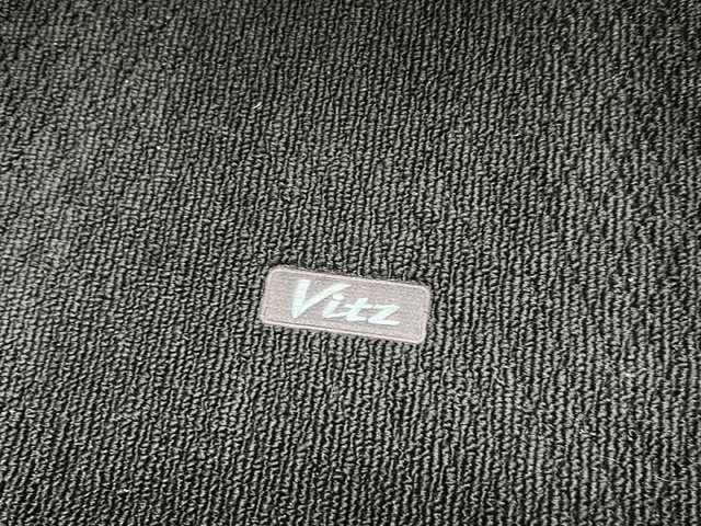 トヨタ ヴィッツ U 千葉県 2014(平26)年 6.4万km ブラックマイカ 社外メモリナビ【AVN137MW】/ワンセグTV/CD/AM/FM/バックカメラ/運転席シートヒーター/ETC/アイドリングストップ/ステアリングスイッチ/スマートキー/純正フロアマット