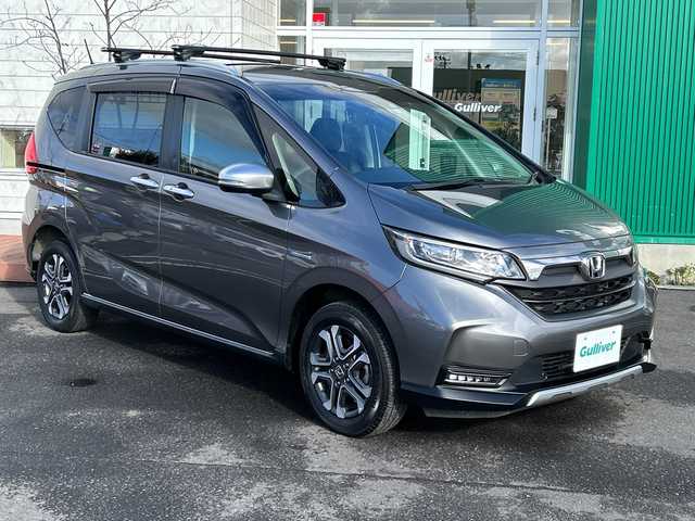 ホンダ フリード＋ ハイブリット クロスター ホンダセンシング 青森県 2022(令4)年 3.3万km スーパープラチナグレーメタリック 4WD/寒冷地仕様/純正9インチメモリナビ・フルセグTV/CD・DVD・Bluetooth・USB・SD・HDMI/バックカメラ/両側パワースライドドア/合皮コンビシート/前席シートヒーター/ホンダセンシング/衝突軽減ブレーキ/追従クルーズコントロール/車線維持支援システム/ドライブレコーダー/ワイパーデアイサー/ビルトインETC/後席ロールサンシェード/LEDヘッドライト/オートライト/LEDフォグランプ/純正15インチアルミ/シルバールーフレール