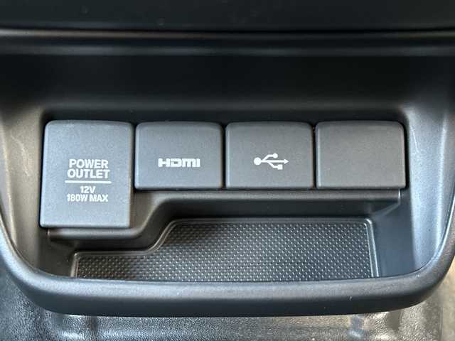 ホンダ フリード＋ ハイブリット クロスター ホンダセンシング 青森県 2022(令4)年 3.3万km スーパープラチナグレーメタリック 4WD/寒冷地仕様/純正9インチメモリナビ・フルセグTV/CD・DVD・Bluetooth・USB・SD・HDMI/バックカメラ/両側パワースライドドア/合皮コンビシート/前席シートヒーター/ホンダセンシング/衝突軽減ブレーキ/追従クルーズコントロール/車線維持支援システム/ドライブレコーダー/ワイパーデアイサー/ビルトインETC/後席ロールサンシェード/LEDヘッドライト/オートライト/LEDフォグランプ/純正15インチアルミ/シルバールーフレール