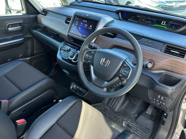 ホンダ フリード＋ ハイブリット クロスター ホンダセンシング 青森県 2022(令4)年 3.3万km スーパープラチナグレーメタリック 4WD/寒冷地仕様/純正9インチメモリナビ・フルセグTV/CD・DVD・Bluetooth・USB・SD・HDMI/バックカメラ/両側パワースライドドア/合皮コンビシート/前席シートヒーター/ホンダセンシング/衝突軽減ブレーキ/追従クルーズコントロール/車線維持支援システム/ドライブレコーダー/ワイパーデアイサー/ビルトインETC/後席ロールサンシェード/LEDヘッドライト/オートライト/LEDフォグランプ/純正15インチアルミ/シルバールーフレール