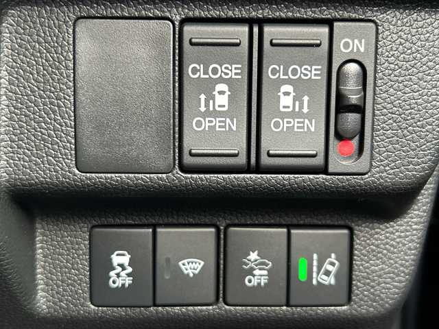 ホンダ フリード＋ ハイブリット クロスター ホンダセンシング 青森県 2022(令4)年 3.3万km スーパープラチナグレーメタリック 4WD/寒冷地仕様/純正9インチメモリナビ・フルセグTV/CD・DVD・Bluetooth・USB・SD・HDMI/バックカメラ/両側パワースライドドア/合皮コンビシート/前席シートヒーター/ホンダセンシング/衝突軽減ブレーキ/追従クルーズコントロール/車線維持支援システム/ドライブレコーダー/ワイパーデアイサー/ビルトインETC/後席ロールサンシェード/LEDヘッドライト/オートライト/LEDフォグランプ/純正15インチアルミ/シルバールーフレール