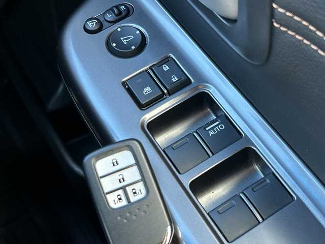 ホンダ フリード＋ ハイブリット クロスター ホンダセンシング 青森県 2022(令4)年 3.3万km スーパープラチナグレーメタリック 4WD/寒冷地仕様/純正9インチメモリナビ・フルセグTV/CD・DVD・Bluetooth・USB・SD・HDMI/バックカメラ/両側パワースライドドア/合皮コンビシート/前席シートヒーター/ホンダセンシング/衝突軽減ブレーキ/追従クルーズコントロール/車線維持支援システム/ドライブレコーダー/ワイパーデアイサー/ビルトインETC/後席ロールサンシェード/LEDヘッドライト/オートライト/LEDフォグランプ/純正15インチアルミ/シルバールーフレール