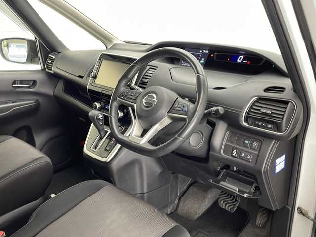 日産 セレナ ハイウェイスター Vセレクション 宮崎県 2017(平29)年 6.3万km ブリリアントホワイトパール 禁煙車/エマージェンシーブレーキ/純正9型ナビTV/（MM516D-L/CD/DVD/MSV/Blu-ray/Bluetooth/フルセグTV)/純正リアフリップダウンモニター/純正LEDオートライト/純正フォグ/純正16インチアルミ/純正エアロ/純正ルーフエンドスポイラー/純正フロアマット/ハンズフリー両側電動スライドドア/プロパイロット/アラウンドビューモニター/クリアランスソナー/Wオートエアコン/電子パーキング/オートホールド/ウインカードアミラー/インテリジェントキー/プッシュエンジンスタート/スペアキー/新車時保証書/取扱い説明書
