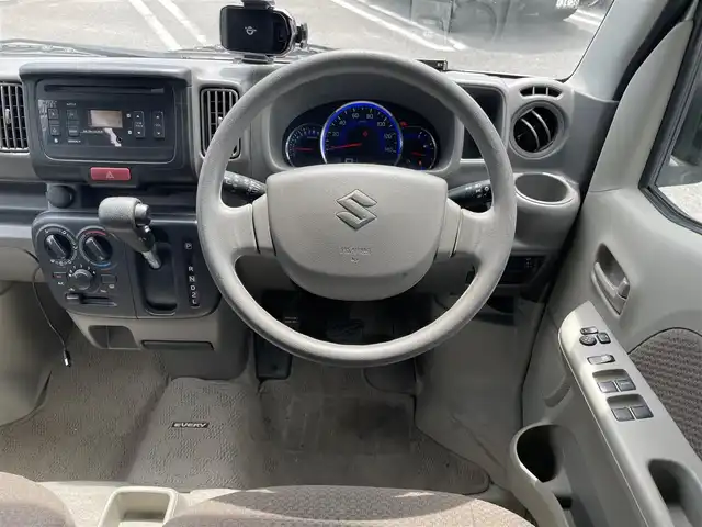 スズキ エブリイ JOINターボ 愛知県 2016(平28)年 7.3万km シルキーシルバーメタリック (株)IDOMが運営する【じしゃロン名古屋鳴海店】の自社ローン専用車両になりますこちらは現金またはオートローンご利用時の価格です。自社ローンご希望の方は別途その旨お申付け下さい/登録時72366km/ワンオーナー/ETC/純正オーディオ/電動格納ミラー/純正ドアバイザー/純正フロアマット/12V120W/保証書/取扱説明書