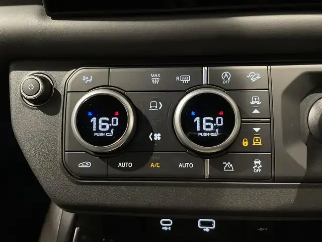 ランドローバー ランドローバー ディフェンダー 110XダイナミッHSE 静岡県 2024(令6)年 1.3万km ガンＭ ナビ/バックカメラ/アイドリングストップ/クルーズコントロール/パノラミックススライディングルーフ/プッシュスタート/ETC/ブラックパック/ベンチレーションシート/エアサスペンション/コントラストルーフ/メリディアンサウンド