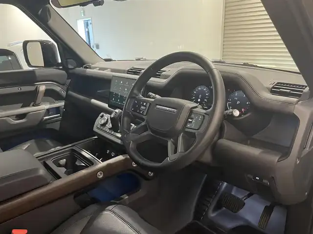 ランドローバー ランドローバー ディフェンダー 110XダイナミッHSE 静岡県 2024(令6)年 1.3万km ガンＭ ナビ/バックカメラ/アイドリングストップ/クルーズコントロール/パノラミックススライディングルーフ/プッシュスタート/ETC/ブラックパック/ベンチレーションシート/エアサスペンション/コントラストルーフ/メリディアンサウンド