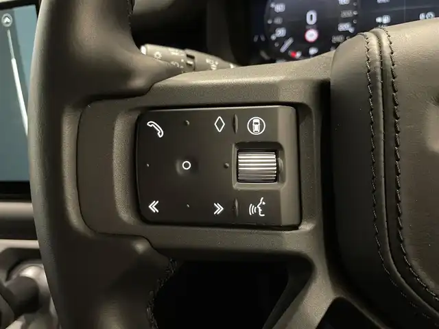 ランドローバー ランドローバー ディフェンダー 110XダイナミッHSE 静岡県 2024(令6)年 1.3万km ガンＭ ナビ/バックカメラ/アイドリングストップ/クルーズコントロール/パノラミックススライディングルーフ/プッシュスタート/ETC/ブラックパック/ベンチレーションシート/エアサスペンション/コントラストルーフ/メリディアンサウンド