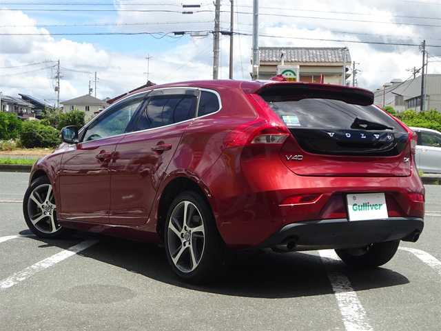 ボルボ Ｖ４０ D4 SE 静岡県 2016(平28)年 7.6万km フラメンコレッドメタリック 禁煙車/ワンオーナー/レザーパッケージ　白革シート/純正HDDナビ　CD/DVD/BT/HDD/USB/ステアリングリモコン/革巻きステアリング/電動格納ミラ-/パドルシフト/クルーズコントロール/純正フロアマット　ドアバイザー/ETC/HIDヘッドライト/オートライト/後方コーナーセンサー/前席パワーシート/前席シートヒーター/保証書/取扱説明書/スペアキー1本