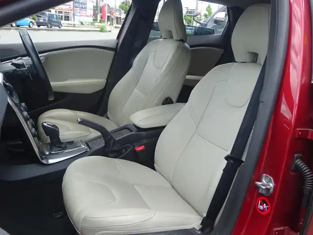 ボルボ Ｖ４０ D4 SE 静岡県 2016(平28)年 7.6万km フラメンコレッドメタリック 禁煙車/ワンオーナー/レザーパッケージ　白革シート/純正HDDナビ　CD/DVD/BT/HDD/USB/ステアリングリモコン/革巻きステアリング/電動格納ミラ-/パドルシフト/クルーズコントロール/純正フロアマット　ドアバイザー/ETC/HIDヘッドライト/オートライト/後方コーナーセンサー/前席パワーシート/前席シートヒーター/保証書/取扱説明書/スペアキー1本