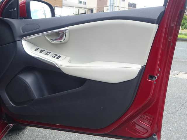 ボルボ Ｖ４０ D4 SE 静岡県 2016(平28)年 7.6万km フラメンコレッドメタリック 禁煙車/ワンオーナー/レザーパッケージ　白革シート/純正HDDナビ　CD/DVD/BT/HDD/USB/ステアリングリモコン/革巻きステアリング/電動格納ミラ-/パドルシフト/クルーズコントロール/純正フロアマット　ドアバイザー/ETC/HIDヘッドライト/オートライト/後方コーナーセンサー/前席パワーシート/前席シートヒーター/保証書/取扱説明書/スペアキー1本