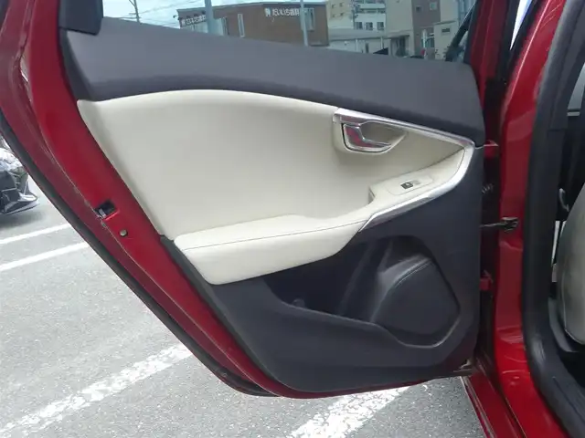 ボルボ Ｖ４０ D4 SE 静岡県 2016(平28)年 7.6万km フラメンコレッドメタリック 禁煙車/ワンオーナー/レザーパッケージ　白革シート/純正HDDナビ　CD/DVD/BT/HDD/USB/ステアリングリモコン/革巻きステアリング/電動格納ミラ-/パドルシフト/クルーズコントロール/純正フロアマット　ドアバイザー/ETC/HIDヘッドライト/オートライト/後方コーナーセンサー/前席パワーシート/前席シートヒーター/保証書/取扱説明書/スペアキー1本