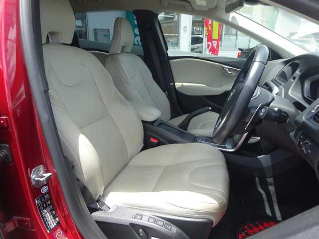 ボルボ Ｖ４０ D4 SE 静岡県 2016(平28)年 7.6万km フラメンコレッドメタリック 禁煙車/ワンオーナー/レザーパッケージ　白革シート/純正HDDナビ　CD/DVD/BT/HDD/USB/ステアリングリモコン/革巻きステアリング/電動格納ミラ-/パドルシフト/クルーズコントロール/純正フロアマット　ドアバイザー/ETC/HIDヘッドライト/オートライト/後方コーナーセンサー/前席パワーシート/前席シートヒーター/保証書/取扱説明書/スペアキー1本