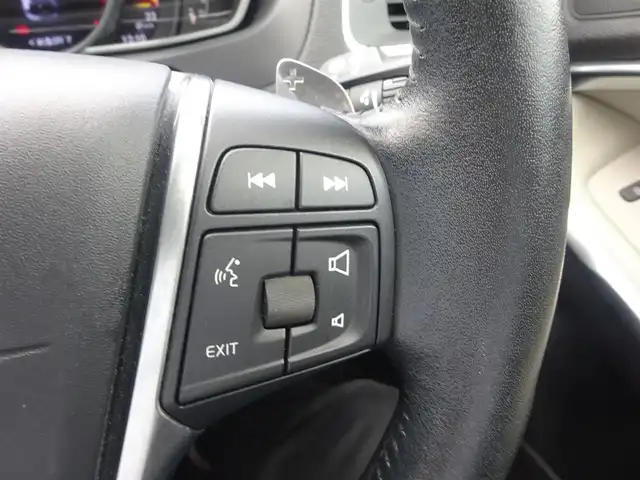 ボルボ Ｖ４０ D4 SE 静岡県 2016(平28)年 7.6万km フラメンコレッドメタリック 禁煙車/ワンオーナー/レザーパッケージ　白革シート/純正HDDナビ　CD/DVD/BT/HDD/USB/ステアリングリモコン/革巻きステアリング/電動格納ミラ-/パドルシフト/クルーズコントロール/純正フロアマット　ドアバイザー/ETC/HIDヘッドライト/オートライト/後方コーナーセンサー/前席パワーシート/前席シートヒーター/保証書/取扱説明書/スペアキー1本