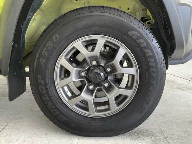 スズキ ジムニー シエラ JC 愛知県 2023(令5)年 1.1万km キネティックイエロー/ブラック 衝突軽減システム/純正８型SDナビ（SDなし）/クルーズコントロール/シートヒーター/フルセグ/CD/DVD/Bluetooth/純正アルミホイール/４WD/LEDヘッドライト/ダウンヒルアシストコントロール/ドライブレコーダー/ETC/ステアリングスイッチ/スマートキー/プッシュスタート/ルーフキャリア/サイドステップ