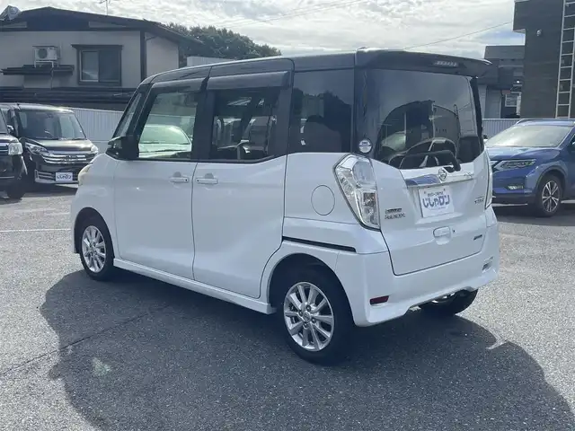 日産 デイズ ルークス ハイウェイスターX 山形県 2015(平27)年 8.8万km アメジストブラック/シルキーホワイト (株)IDOMが運営する【じしゃロン山形店】の自社ローン専用車両になります。/こちらは現金またはオートローンご利用時の価格です。/自社ローンご希望の方は別途その旨お申付け下さい。/純正SDナビ/(CD/DVD/BT/AM/FM)/フルセグテレビ/アラウンドビューモニター/アイドリングストップ/ドアバイザー/プッシュスタート/両側パワースライドドア/ETC/HIDヘッドライト/エマージェンシーブレーキ/純正フロアマット/ドアバイザー/電動格納ミラー/デジタルルームミラー/後席サンシェード/背面テーブル/横滑り防止/衝突軽減/ISOFIX
