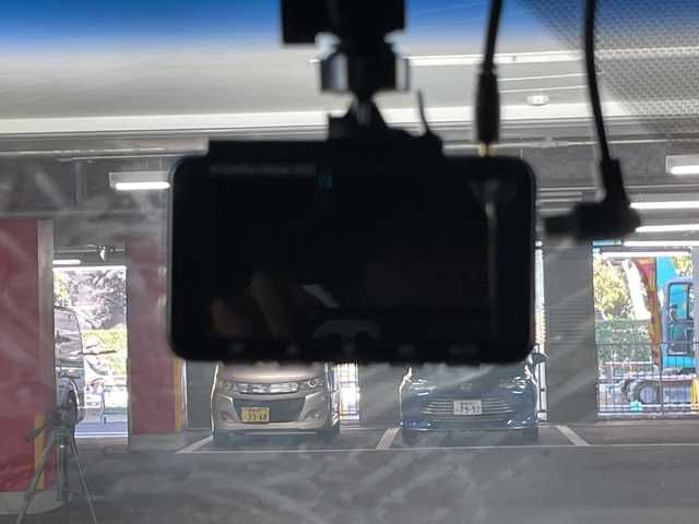 トヨタ ハリアー プレミアム 愛知県 2019(平31)年 8.6万km ホワイトパールクリスタルシャイン 禁煙車/純正9インチナビ/（CD/DVD/Bluetooth/フルセグTV/SD)/バックカメラ/トヨタセーフティセンス/・プリクラッシュセーフティ/・レーンディパーチャーアラート/・レーダークルーズコントロール/・オートマチックハイビーム/・インテリジェントクリアランスソナー/ETC/前後ドライブレコーダー/ハーフレザーシート/運転席パワーシート/パワーバックドア/アイドリングストップ/純正18インチアルミホイール/スマートキー/スペアキー1本/カードキー有/プッシュスタート/LEDヘッドライト/フロントフォグランプ/オートライト/純正フロアマット/横滑り防止装置