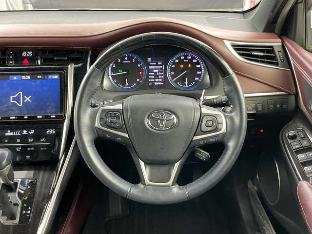 トヨタ ハリアー プレミアム 愛知県 2019(平31)年 8.6万km ホワイトパールクリスタルシャイン 禁煙車/純正9インチナビ/（CD/DVD/Bluetooth/フルセグTV/SD)/バックカメラ/トヨタセーフティセンス/・プリクラッシュセーフティ/・レーンディパーチャーアラート/・レーダークルーズコントロール/・オートマチックハイビーム/・インテリジェントクリアランスソナー/ETC/前後ドライブレコーダー/ハーフレザーシート/運転席パワーシート/パワーバックドア/アイドリングストップ/純正18インチアルミホイール/スマートキー/スペアキー1本/カードキー有/プッシュスタート/LEDヘッドライト/フロントフォグランプ/オートライト/純正フロアマット/横滑り防止装置