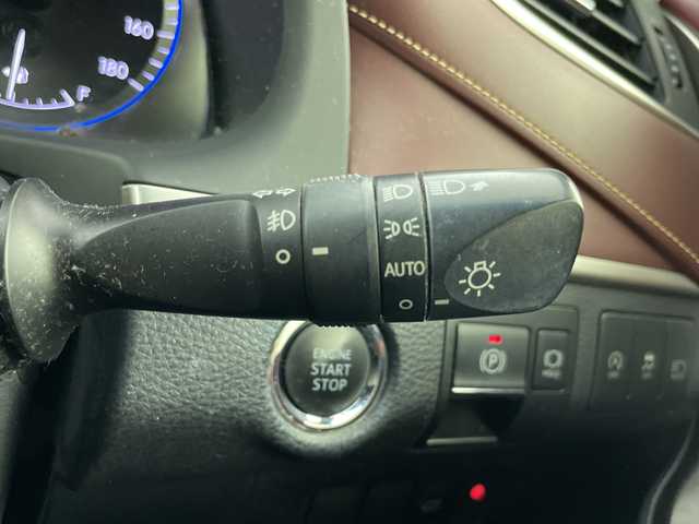 トヨタ ハリアー プレミアム 愛知県 2019(平31)年 8.6万km ホワイトパールクリスタルシャイン 禁煙車/純正9インチナビ/（CD/DVD/Bluetooth/フルセグTV/SD)/バックカメラ/トヨタセーフティセンス/・プリクラッシュセーフティ/・レーンディパーチャーアラート/・レーダークルーズコントロール/・オートマチックハイビーム/・インテリジェントクリアランスソナー/ETC/前後ドライブレコーダー/ハーフレザーシート/運転席パワーシート/パワーバックドア/アイドリングストップ/純正18インチアルミホイール/スマートキー/スペアキー1本/カードキー有/プッシュスタート/LEDヘッドライト/フロントフォグランプ/オートライト/純正フロアマット/横滑り防止装置