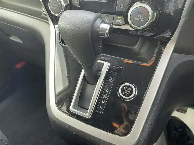 日産 セレナ ハイウェイスター 福岡県 2018(平30)年 6.9万km ブリリアントホワイトパール 純正９型SDナビ(フルセグTV/CD/DVD/BT)/AM/FM/AUX/アラウンドビューモニター/フリップダウンモニター/エマージェンシーブレーキ/コーナーセンサー/両側パワスラ/クルーズコントロール/ドラレコ/ETC/USBポート/純正フロアマット/純正16インチアルミホイール/スマートキー/プッシュスタート/スペアキー1本