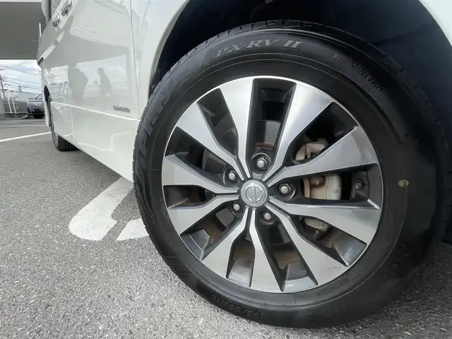 日産 セレナ ハイウェイスター 福岡県 2018(平30)年 6.9万km ブリリアントホワイトパール 純正９型SDナビ(フルセグTV/CD/DVD/BT)/AM/FM/AUX/アラウンドビューモニター/フリップダウンモニター/エマージェンシーブレーキ/コーナーセンサー/両側パワスラ/クルーズコントロール/ドラレコ/ETC/USBポート/純正フロアマット/純正16インチアルミホイール/スマートキー/プッシュスタート/スペアキー1本