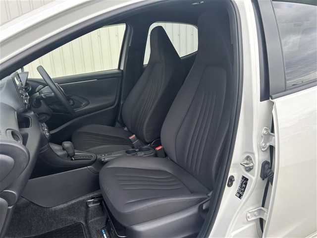 トヨタ ヤリス X 群馬県 2020(令2)年 0.9万km ホワイトパールクリスタルシャイン 純正ディスプレイオーディオ/（USB/Bluetooth/AM/FM）/バックカメラ/セーフティセンス/・プリクラッシュセーフティ/・レーンディパーチャーアラート/・オートマチックハイビーム/・ロードサインアシスト/・セカンダリーコリジョンブレーキ/先行車発進告知機能/オートライト/ステアリングリモコン/社外前後ドライブレコーダー/プッシュスタート/クリアランスソナー/純正フロアマット/純正ドアバイザー/保証書/スペアキー