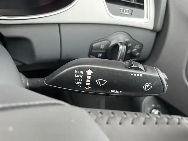 アウディ Ａ４ 2．0 TFSI 石川県 2014(平26)年 7.3万km グレイシアホワイトメタリック Audi MMI/(Bluetooth/フルセグTV)/ドライブレコーダー/バックカメラ/サイドアシスト/パワーシート/ETC/ウィンカーミラー/純正17インチアルミホイール/純正フロアマット/ABS/横滑り防止装置/レーンキープアシスト/盗難防止装置/コーナーセンサー(前後)/衝突被害軽減システム/スペアキー １本