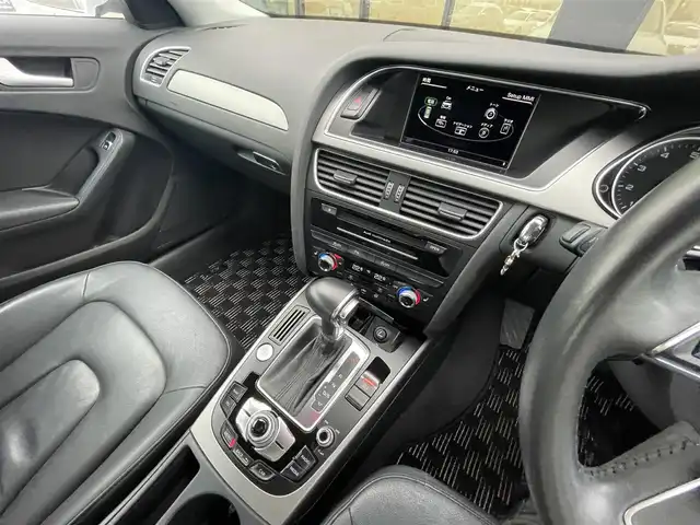 アウディ Ａ４ 2．0 TFSI 石川県 2014(平26)年 7.3万km グレイシアホワイトメタリック Audi MMI/(Bluetooth/フルセグTV)/ドライブレコーダー/バックカメラ/サイドアシスト/パワーシート/ETC/ウィンカーミラー/純正17インチアルミホイール/純正フロアマット/ABS/横滑り防止装置/レーンキープアシスト/盗難防止装置/コーナーセンサー(前後)/衝突被害軽減システム/スペアキー １本