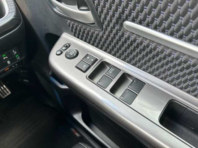 ホンダ ステップワゴン スパーダ クルスピセンシング 千葉県 2017(平29)年 6.9万km ホワイトオーキッドパール ワンオーナー/純正ナビ/フルセグTV/Bluetooth接続/CD/DVD再生/ETC/両側パワースライドドア/クルーズコントロール/前席シートヒーター/レーンキープアシスト/横滑り防止装置/前後コーナーセンサー/路外逸脱抑制システム/標識認識機能/前席ヒートシーター/ダブルオートエアコン/電動格納ウィンカーミラー/プッシュスタート/スマートキー/スペースキー×1/純正ホイール/取扱説明書/保証書
