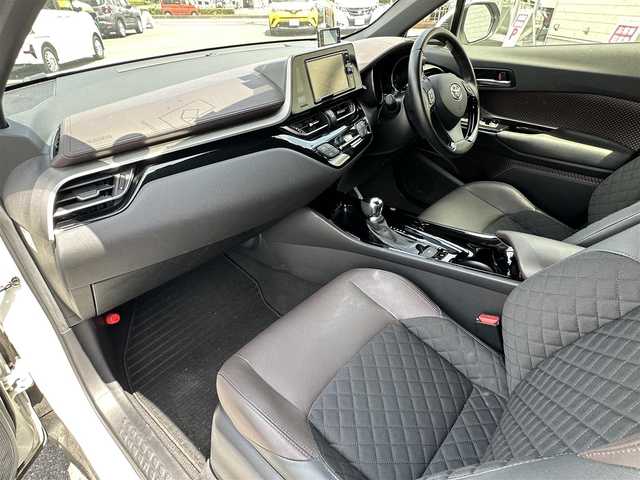 トヨタ Ｃ－ＨＲ G LEDエディション 群馬県 2017(平29)年 3.6万km ホワイトパールクリスタルシャイン ナビゲーション/フルセグテレビ/バックカメラ/ブルートゥース/ETC/衝突軽ブレーキ/アダプティブクルーズ/ブラインドスポットモニ/車線逸脱警報/コーナーセンサー/ＬＥＤライト/フォグランプ　/シートヒーター　/保証書/取扱説明書　/整備手帳　/スマートキーＸ２個