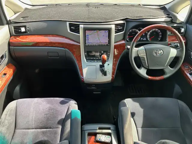 トヨタ ヴェルファイア 2．4Z プラチナセレクションⅡ 静岡県 2011(平23)年 7.4万km 黒 エンジンスタートボタン/パワーステアリング/パワーウィンドウ/スマートキー/Wオートエアコン/スペアキー１本/フリップダウンモニター/ETC/8インチナビ（CD/DVD/BT/フルセグ）/三列シート/オットマン/電動リアゲート/ウォークスルー/フロアマット/両側パワースライドドア/純正アルミホイール/ABS/横滑り防止装置/コーナーセンサー前後/オートライト/W＋サイドエアバック/カーテンエアバック