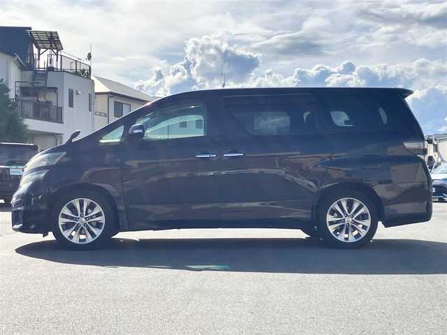 トヨタ ヴェルファイア 2．4Z プラチナセレクションⅡ 静岡県 2011(平23)年 7.4万km 黒 エンジンスタートボタン/パワーステアリング/パワーウィンドウ/スマートキー/Wオートエアコン/スペアキー１本/フリップダウンモニター/ETC/8インチナビ（CD/DVD/BT/フルセグ）/三列シート/オットマン/電動リアゲート/ウォークスルー/フロアマット/両側パワースライドドア/純正アルミホイール/ABS/横滑り防止装置/コーナーセンサー前後/オートライト/W＋サイドエアバック/カーテンエアバック