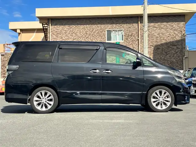 トヨタ ヴェルファイア 2．4Z プラチナセレクションⅡ 静岡県 2011(平23)年 7.4万km 黒 エンジンスタートボタン/パワーステアリング/パワーウィンドウ/スマートキー/Wオートエアコン/スペアキー１本/フリップダウンモニター/ETC/8インチナビ（CD/DVD/BT/フルセグ）/三列シート/オットマン/電動リアゲート/ウォークスルー/フロアマット/両側パワースライドドア/純正アルミホイール/ABS/横滑り防止装置/コーナーセンサー前後/オートライト/W＋サイドエアバック/カーテンエアバック