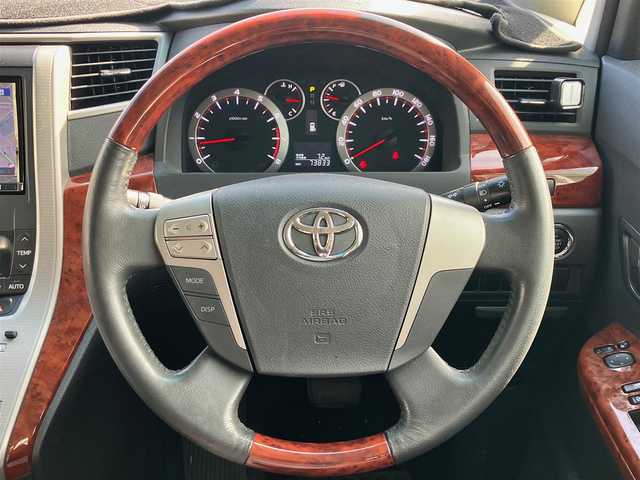 トヨタ ヴェルファイア 2．4Z プラチナセレクションⅡ 静岡県 2011(平23)年 7.4万km 黒 エンジンスタートボタン/パワーステアリング/パワーウィンドウ/スマートキー/Wオートエアコン/スペアキー１本/フリップダウンモニター/ETC/8インチナビ（CD/DVD/BT/フルセグ）/三列シート/オットマン/電動リアゲート/ウォークスルー/フロアマット/両側パワースライドドア/純正アルミホイール/ABS/横滑り防止装置/コーナーセンサー前後/オートライト/W＋サイドエアバック/カーテンエアバック