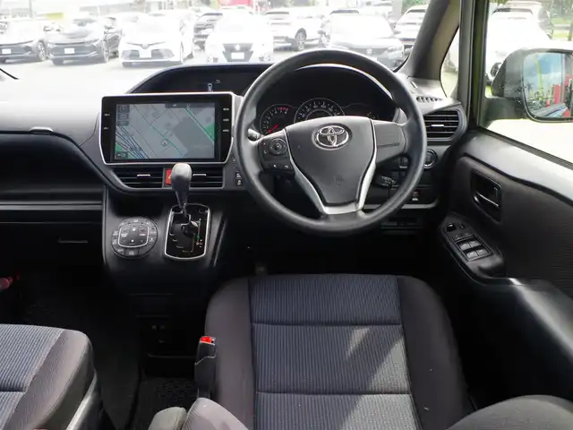 トヨタ ヴォクシー X 千葉県 2017(平29)年 7.3万km ブラック Toyota Safety Sense/・プリクラッシュセーフティ/・レーンディパーチャーアラート/・オートハイビーム/クルーズコントロール/左パワースライドドア/純正SDナビ/地デジTV/【DVD/CD再生機能　Bluetooth接続】/バックカメラ/フリップダウンモニター（V12T-R66C）/ドライブレコーダー（DRT-H66A）/LEDヘッドライト/フォグライト/ウインカーミラー/スマートキー