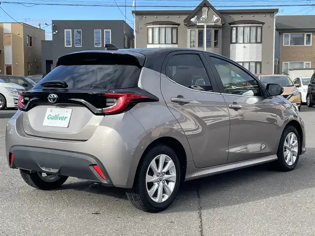 トヨタ ヤリス Z 道央・札幌 2021(令3)年 4.2万km ブラック/アバンギャルドブロンズメタリック 登録時走行距離41/339km/　４　W　D　/純正ナビ（FM/AM/BT)/バックカメラ/ウィンカーミラー/クルーズコントロール（追従走行あり）/プッシュスタート/ビルトインETC/スペアキー×１/USB入力端子/シートヒーター（運転席/助手席）/純正フロアマット/横滑り防止装置/衝突軽減ブレーキ/レーンキープアシスト/オートライト/オートマチックハイビーム/ステアリングスイッチ/ステアリングヒーター/革巻きステアリング/ヘッドライトレベライザー/ワイパー間欠時間コントローラー/ブラインドスポットモニター/電動格納ミラー/バニティミラー