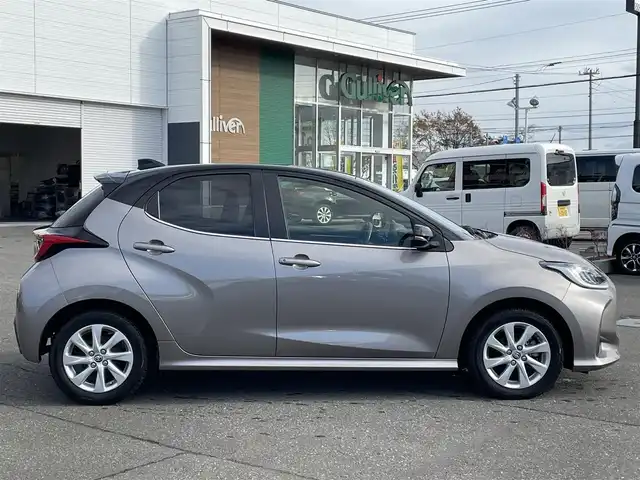 トヨタ ヤリス Z 道央・札幌 2021(令3)年 4.2万km ブラック/アバンギャルドブロンズメタリック 登録時走行距離41/339km/　４　W　D　/純正ナビ（FM/AM/BT)/バックカメラ/ウィンカーミラー/クルーズコントロール（追従走行あり）/プッシュスタート/ビルトインETC/スペアキー×１/USB入力端子/シートヒーター（運転席/助手席）/純正フロアマット/横滑り防止装置/衝突軽減ブレーキ/レーンキープアシスト/オートライト/オートマチックハイビーム/ステアリングスイッチ/ステアリングヒーター/革巻きステアリング/ヘッドライトレベライザー/ワイパー間欠時間コントローラー/ブラインドスポットモニター/電動格納ミラー/バニティミラー